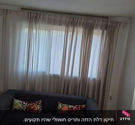 מנורה עגולה מותקנת על תקרה לבנה